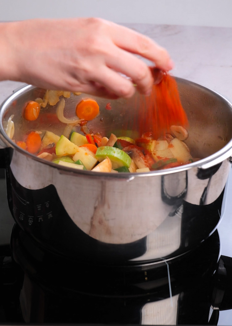 Añadir sal y pimentón a estofado de verduras