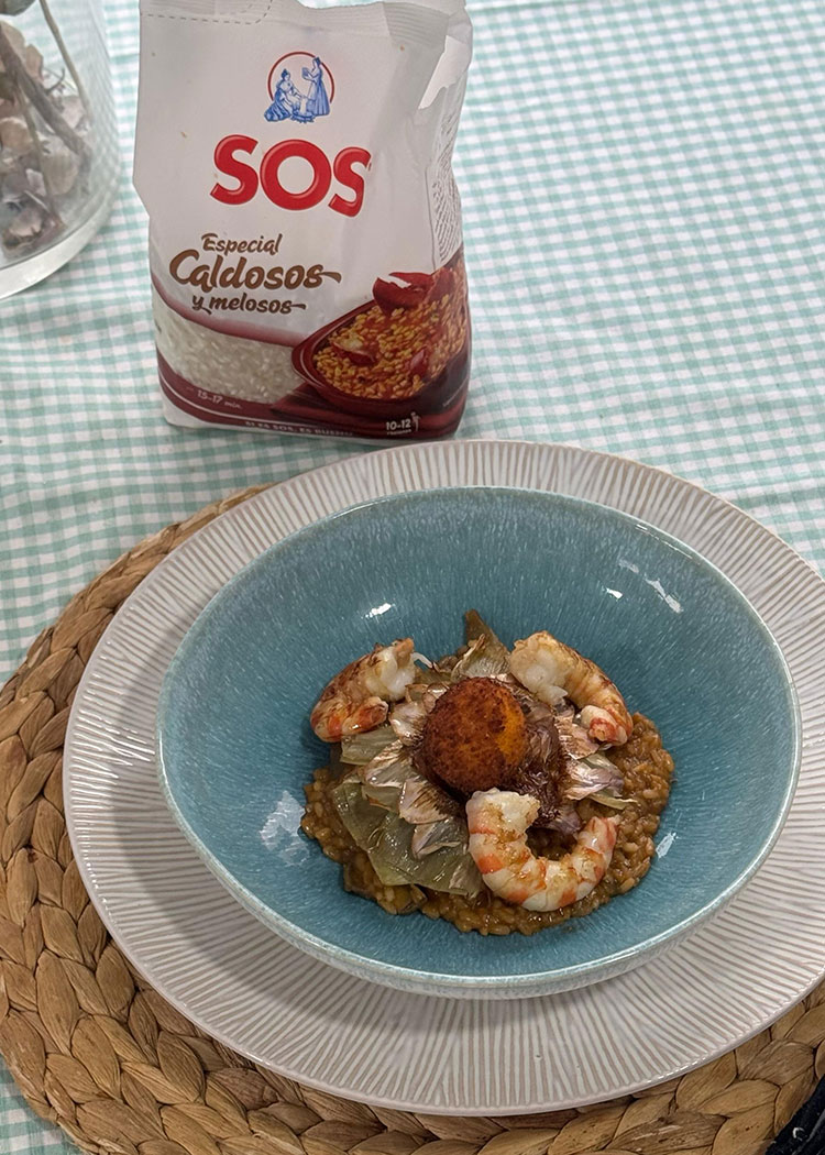 Presentación de Arroz meloso con langostinos y alcachofas